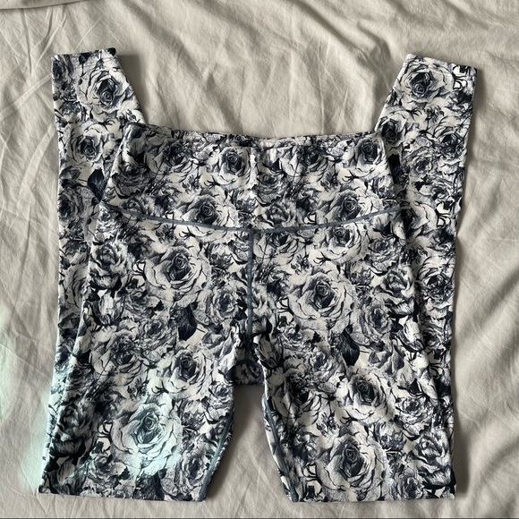 Varley Pants - Varley Rose Patterned leggings - size small